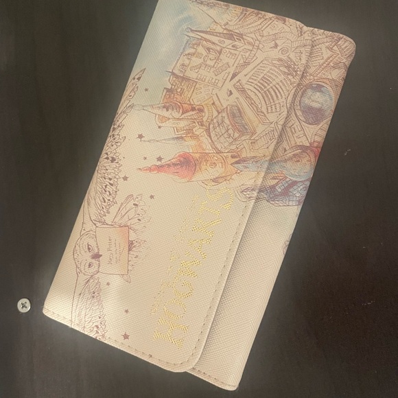 Wizarding World Of Harry Potter Handbags - Hogwarts Themed Cream Wallet